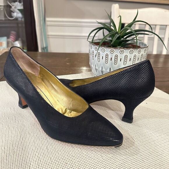 Bruno Magli Italy Vintage Black Textured Leather Low Heel Pumps all leather 7B - Picture 1 of 10